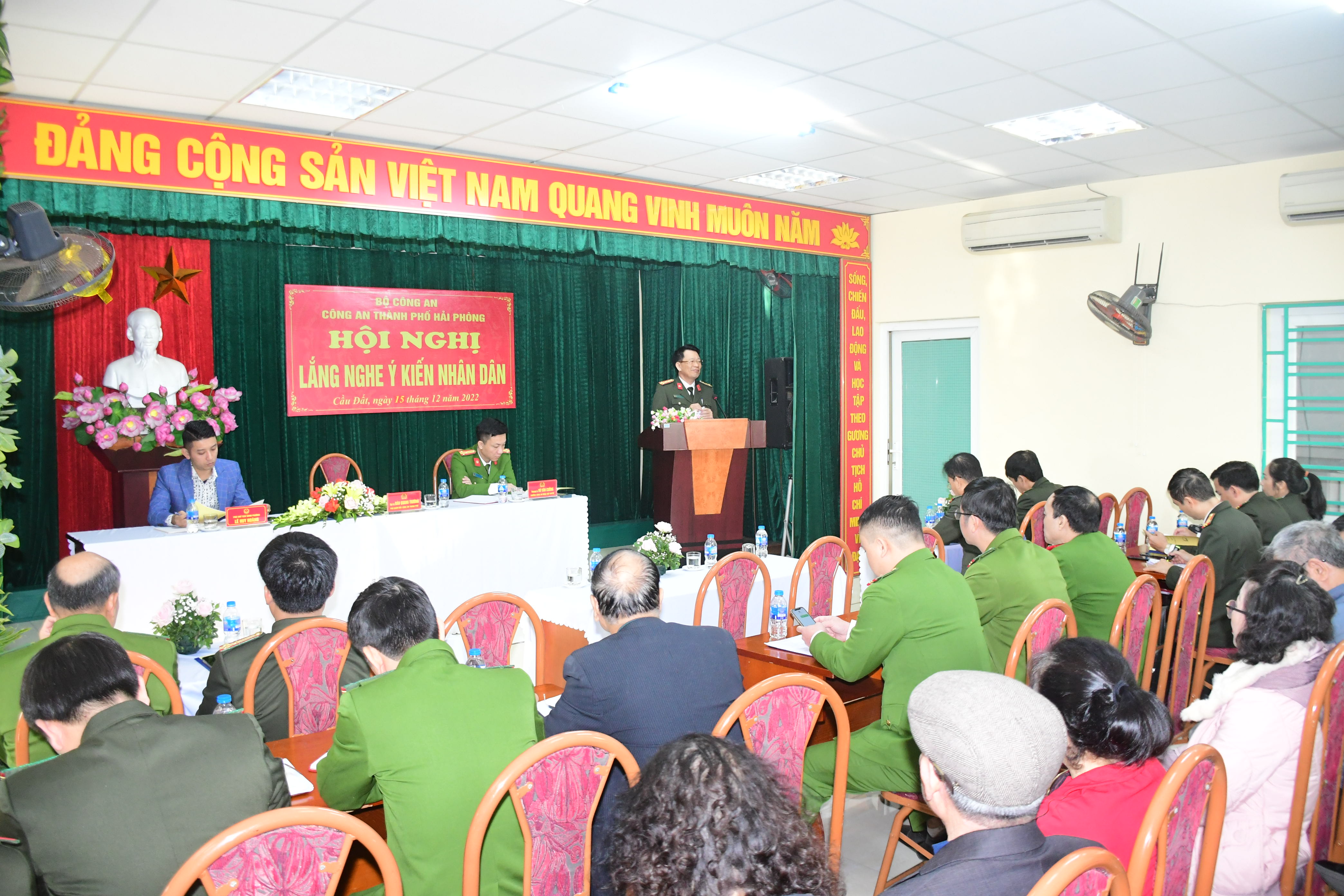 Đại tá Đào Quang Trường - Phó Giám đốc CATP lắng nghe ý kiến Nhân dân phường Cầu Đất (quận Ngô Quyền)